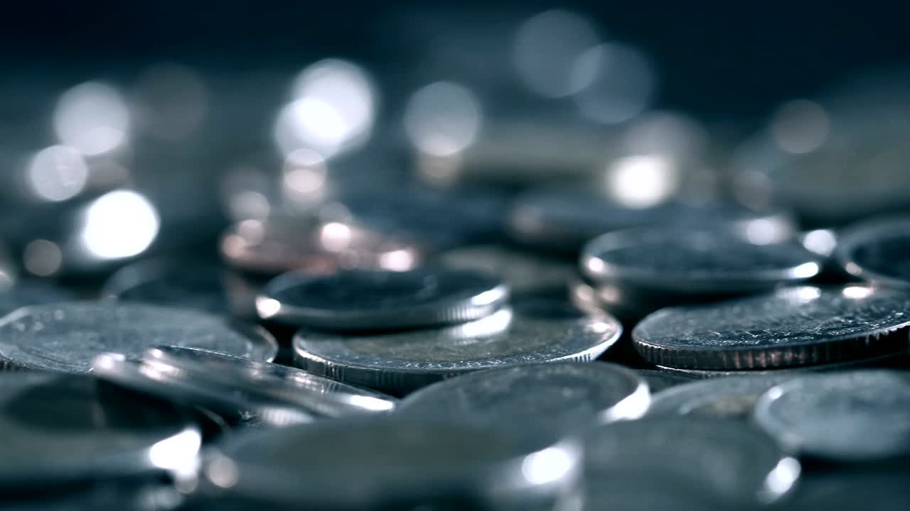 pan tiro de cerca de la moneda de dinero apilando en el suelo en la luz oscura, negocios y financieros para el ahorro de dinero o el concepto de fondo de inversión, extremadamente de cerca y poco profundo dof