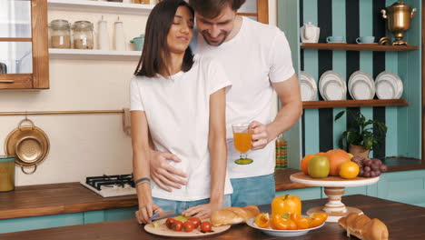 pareja disfrutando de un desayuno saludable en la cocina