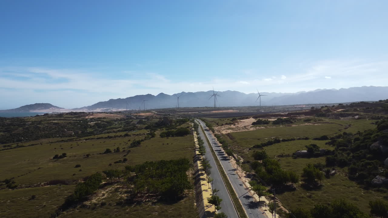 paisaje aéreo de la granja de turbinas de molinos de viento que genera energía verde sostenible para abastecer la demanda de electricidad de la ciudad