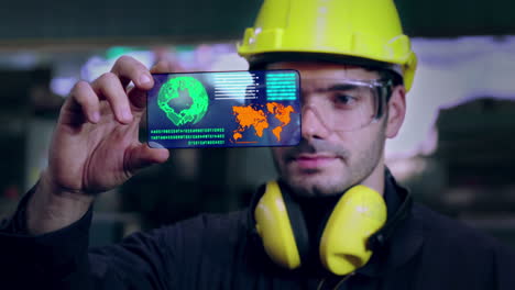 Un-Trabajador-De-Una-Fábrica-Utiliza-Un-Futuro-Dispositivo-De-Pantalla-Holográfica-Para-Controlar-La-Fabricación.