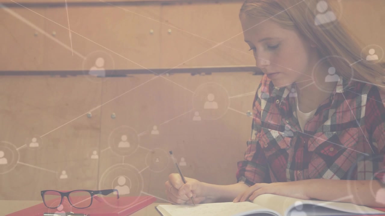 Giovane studente che scrive su un quaderno con sovrapposizione di rete digitale