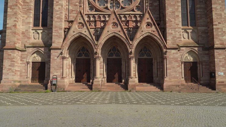 Entrada Principal da Igreja de São Paulo em Estrasburgo