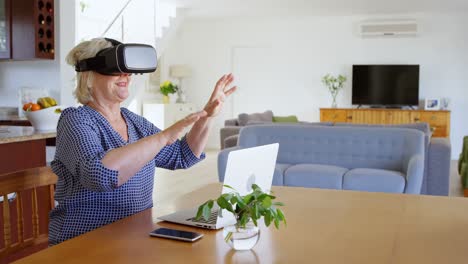 mujer mayor usando auriculares de realidad virtual en casa 4k