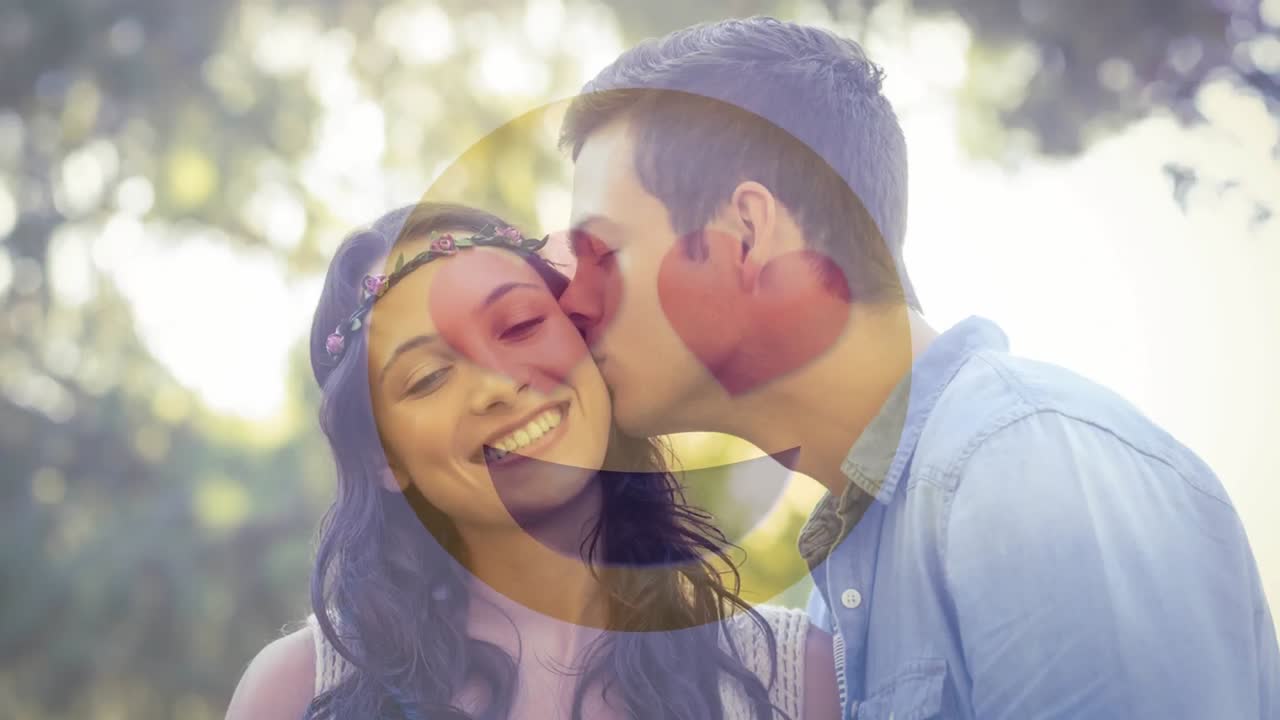 Pareja feliz besándose con emoticono de amor para el Día de San Valentín