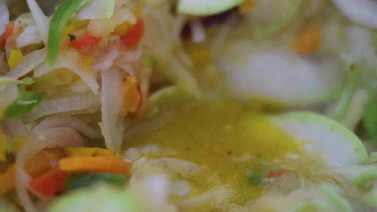 cocinando una salsa vegana de verduras