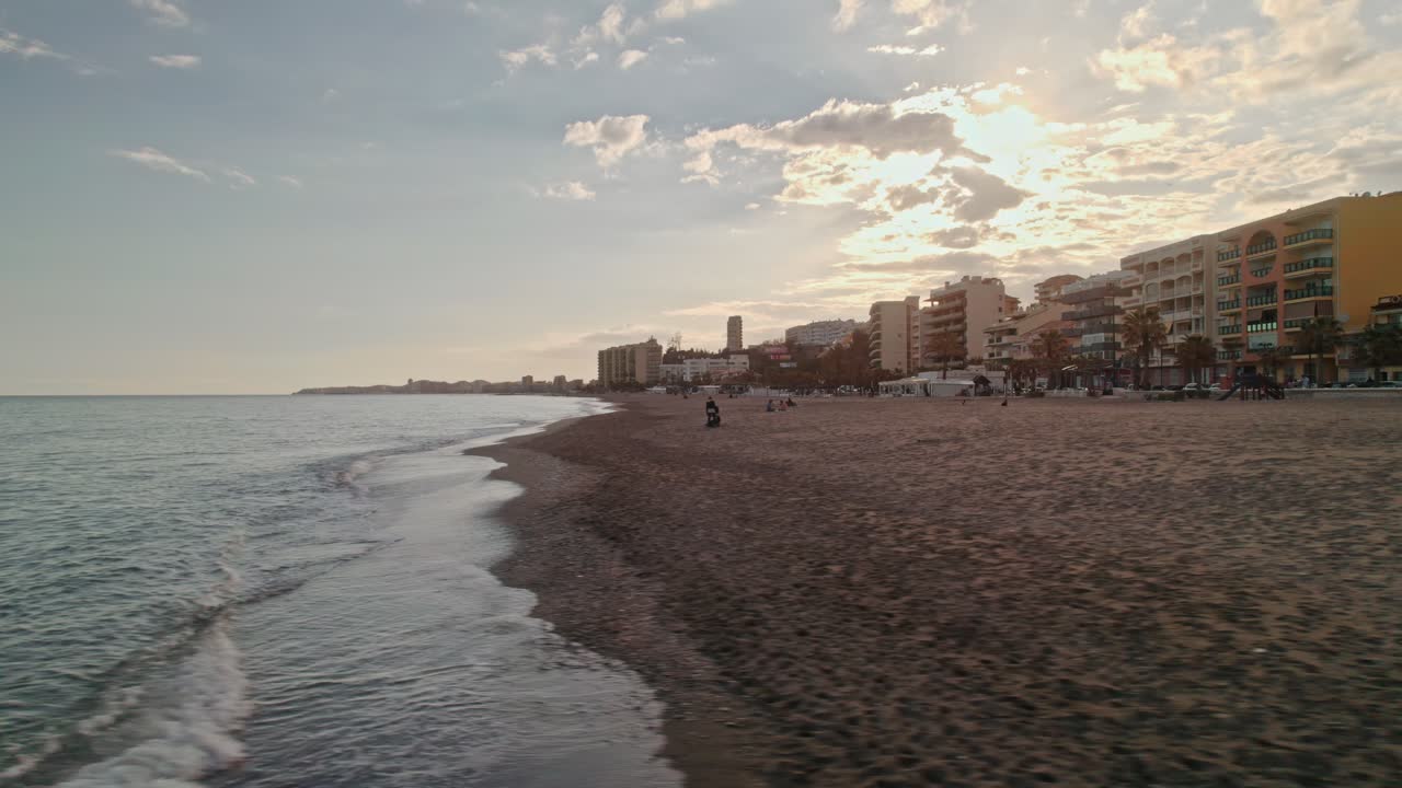 Vista aerea della spiaggia di Benalmádena al tramonto, nel sud della Spagna