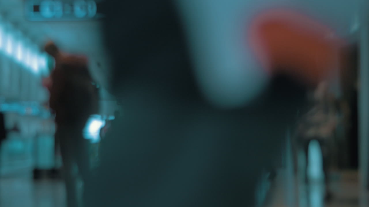 공항 홀에서 승객 교통의 흐릿함