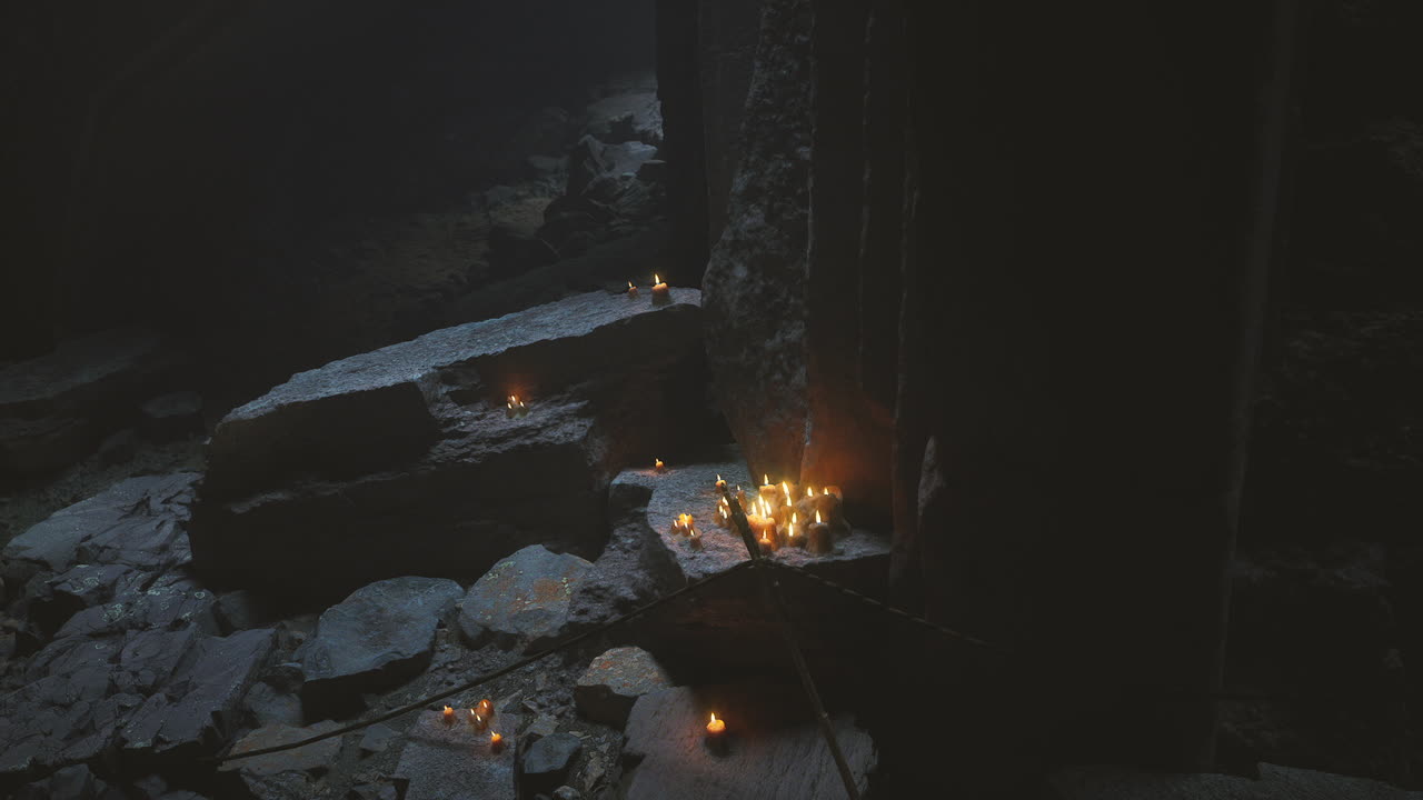 las ruinas a la luz de las velas crean una atmósfera espeluznante al anochecer en un sitio antiguo