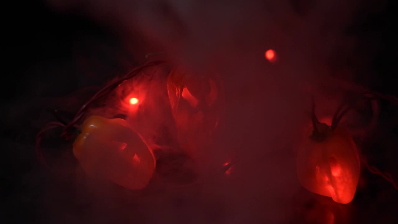 pepper jack o lanterns habaneros e peperoni fantasma che brillano di luci all'interno