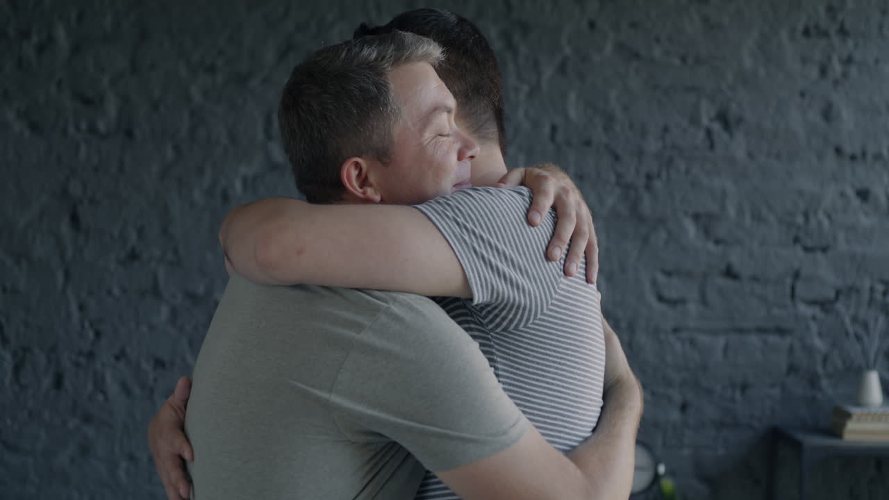 dos hombres abrazándose