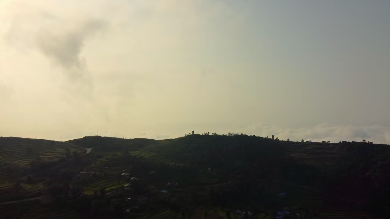 네팔 의 농장 테라스 와 함께 산의 풍경 위 에 해가 지는 것