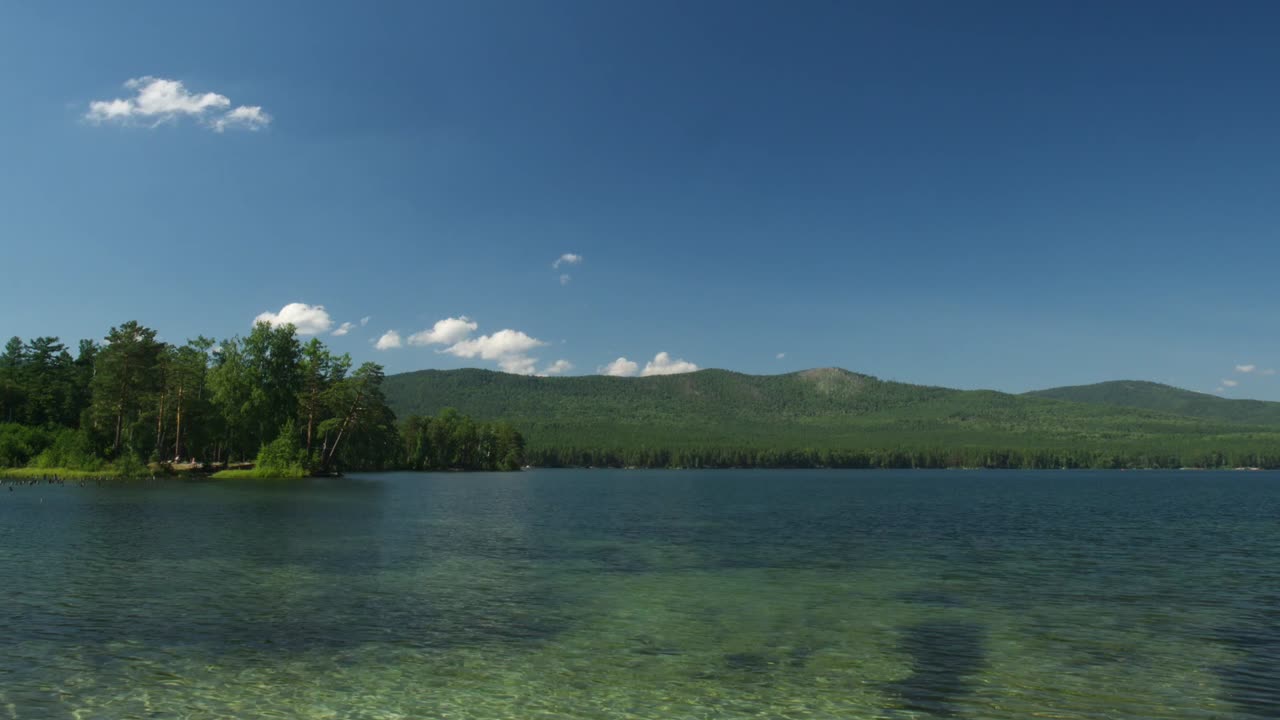 el paisaje sereno de la orilla del lago
