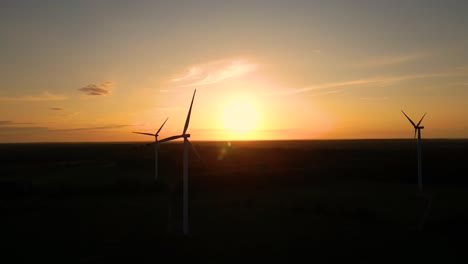 Silhouette-Einer-Windmühle-In-Der-Sonne