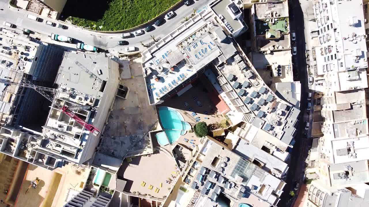 st에 거대한 수영장이 있는 고급 호텔