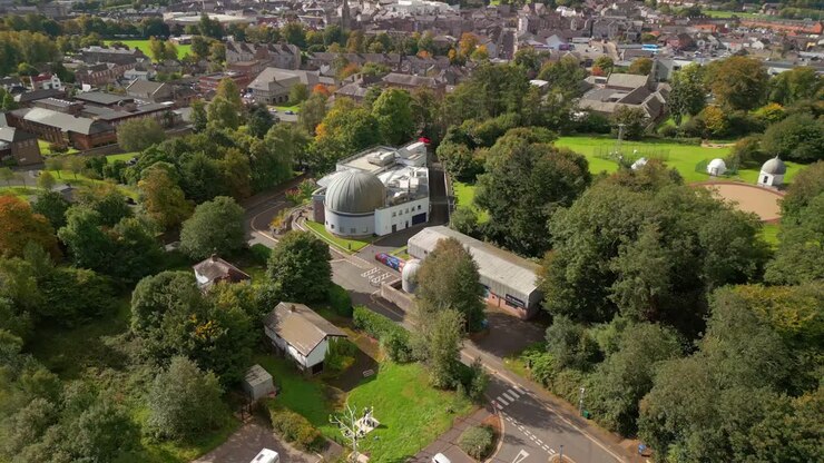 Ripresa aerea in 4K a 60 FPS del Planetario di Armagh e dell'area circostante nell'Irlanda del Nord, nel Regno Unito. Prodotto con colore Rec709