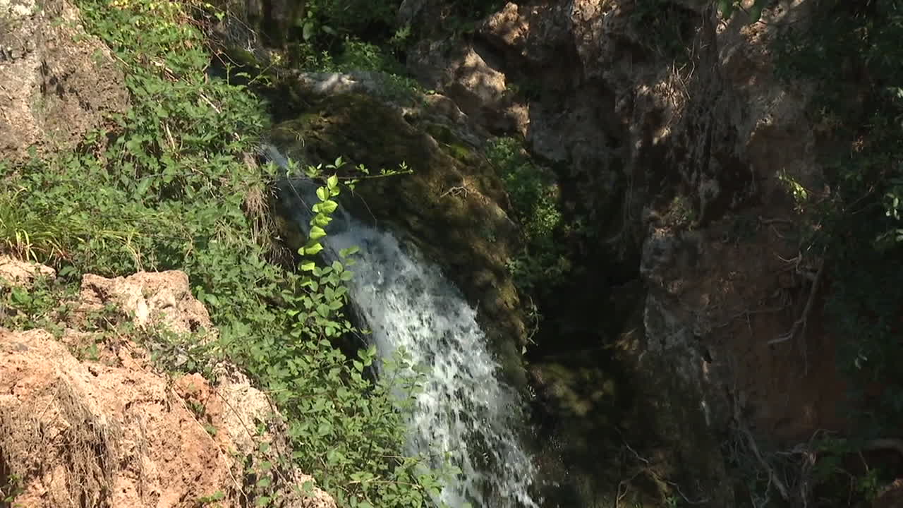 pequeña cascada en un desfiladero rocoso