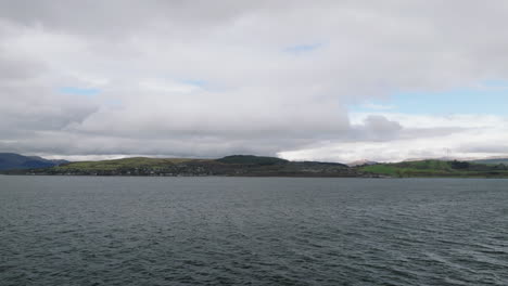 kilcreggan, 스코틀랜드에서 바람이 불어오는 날 clyde 강 위에서 낮고 느리게 밀어