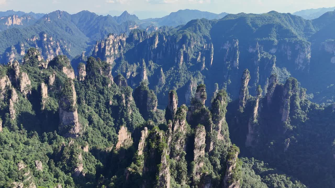 Splendide riprese con drone che catturano gli iconici pilastri di arenaria di quarzo del Parco Forestale Nazionale di Zhangjiajie, l'ispirazione per le montagne di Avatar. Ideale per documentari di viaggio e film sulla natura.