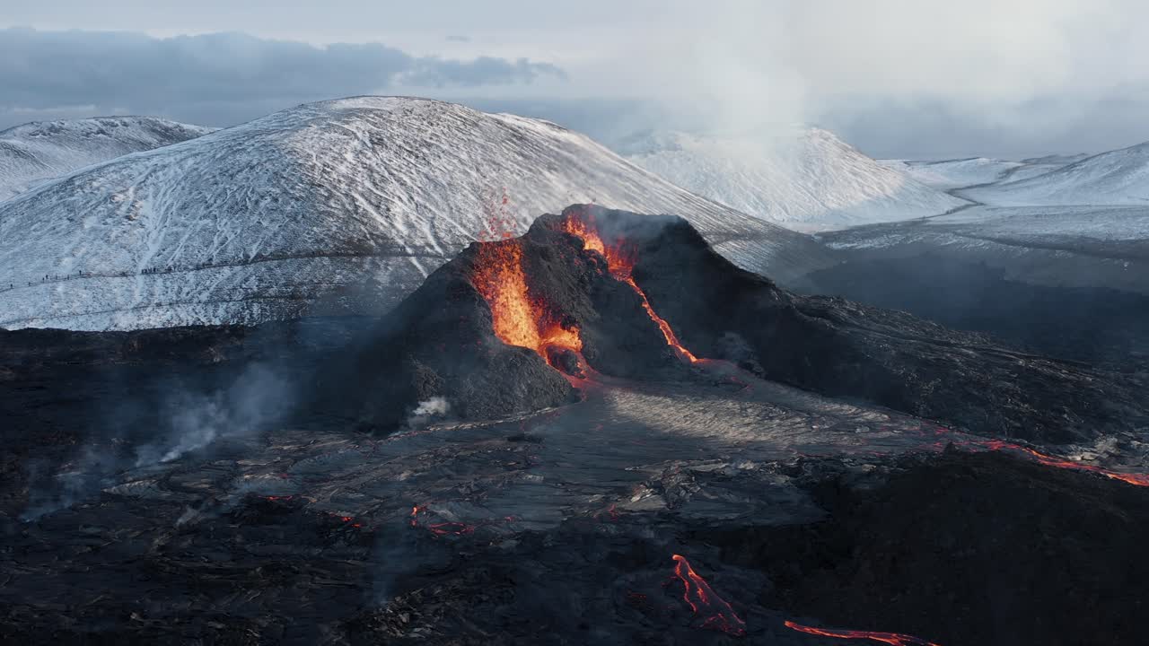 Magma fuso che fuoriesce da un vulcano attivo in Islanda in una remota valle.