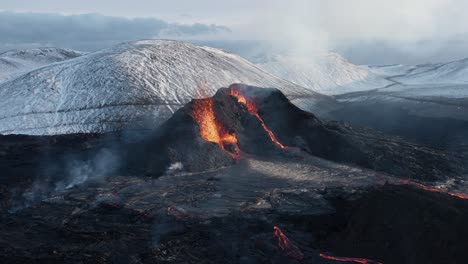 magma fundido expulsado de un volcán activo en islandia en un valle remoto