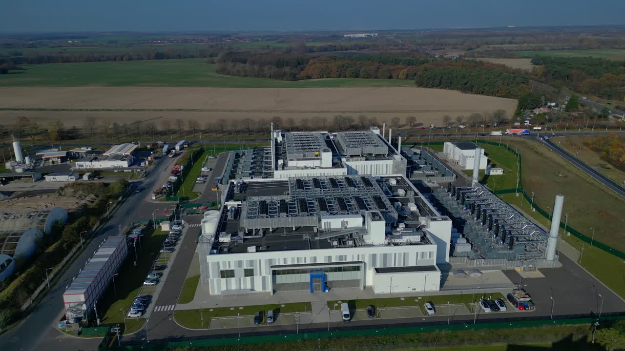 Topmoderne teknologi og futuristisk AI-infrastruktur i et stort datacenter i Tyskland, der behandler global information. Smuk flyvepanoramaudsigt fra luften i dronebane.