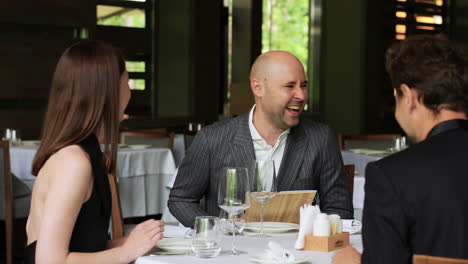 Freunde-Sitzen-In-Einem-Restaurant