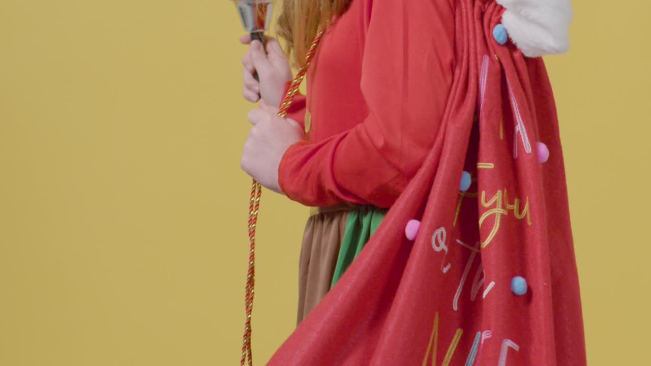 복사 공간 크리스마스 자루와 벨을 들고 중간 섹션 소녀