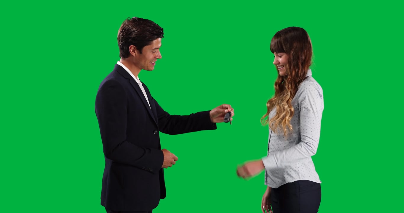 Uomo e donna d'affari su sfondo verde.