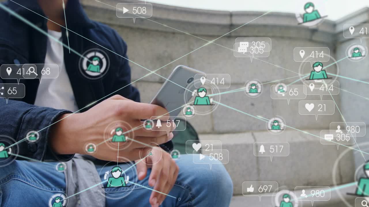 Hombre tocando el teléfono en un banco en la plaza, revisando alertas, con iconos sociales y enlaces creciendo alrededor de sus manos.