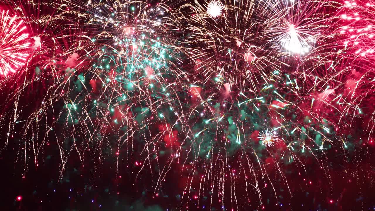 coloridos fuegos artificiales explotando en el cielo nocturno. celebraciones y eventos en colores brillantes.