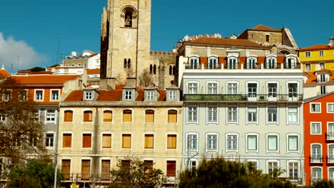los coloridos edificios de alfama, lisbona