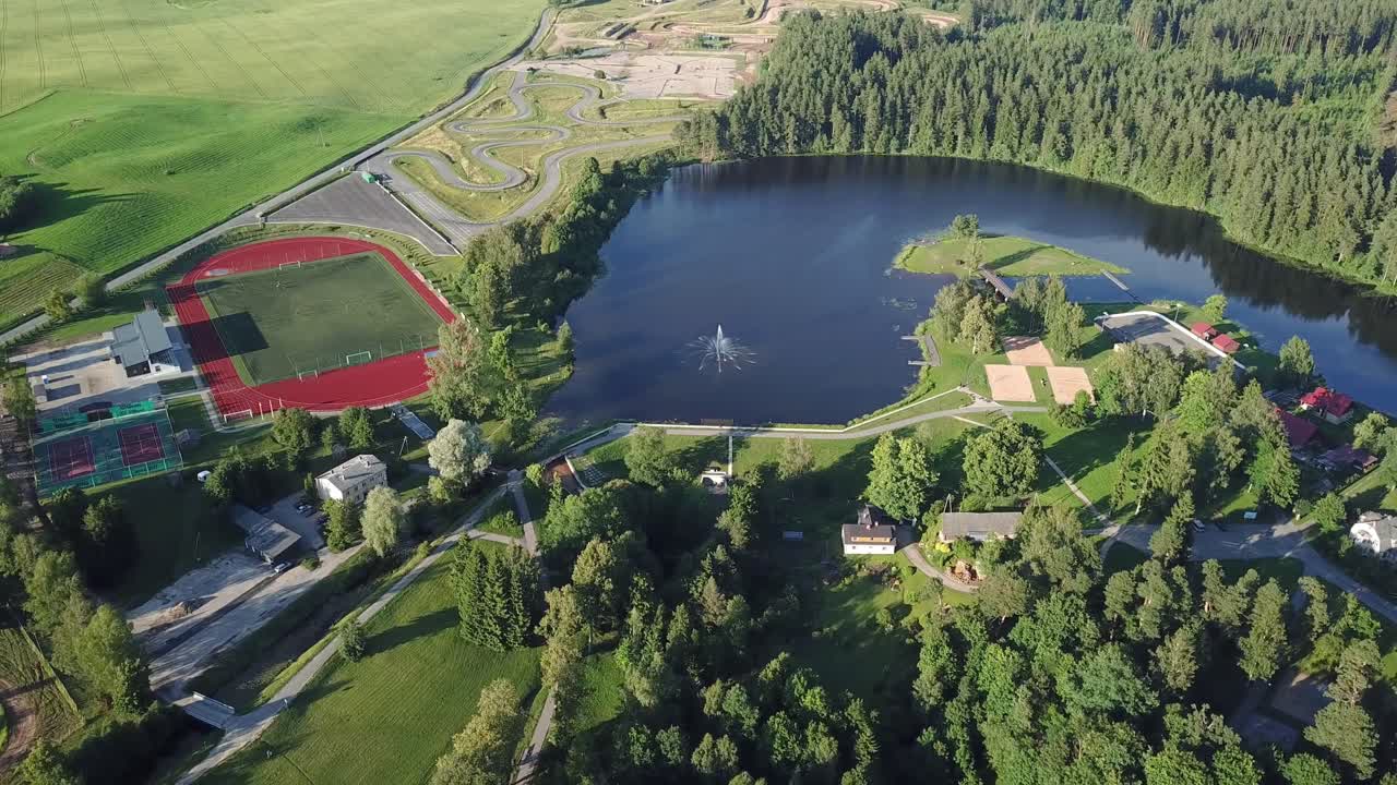 воздушный подъем, летящий назад сельский пейзаж с озером в золотой час