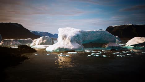 Kleine-Eisberge-Und-Eisschollen-Im-Meer-In-Der-Nähe-Von-Island