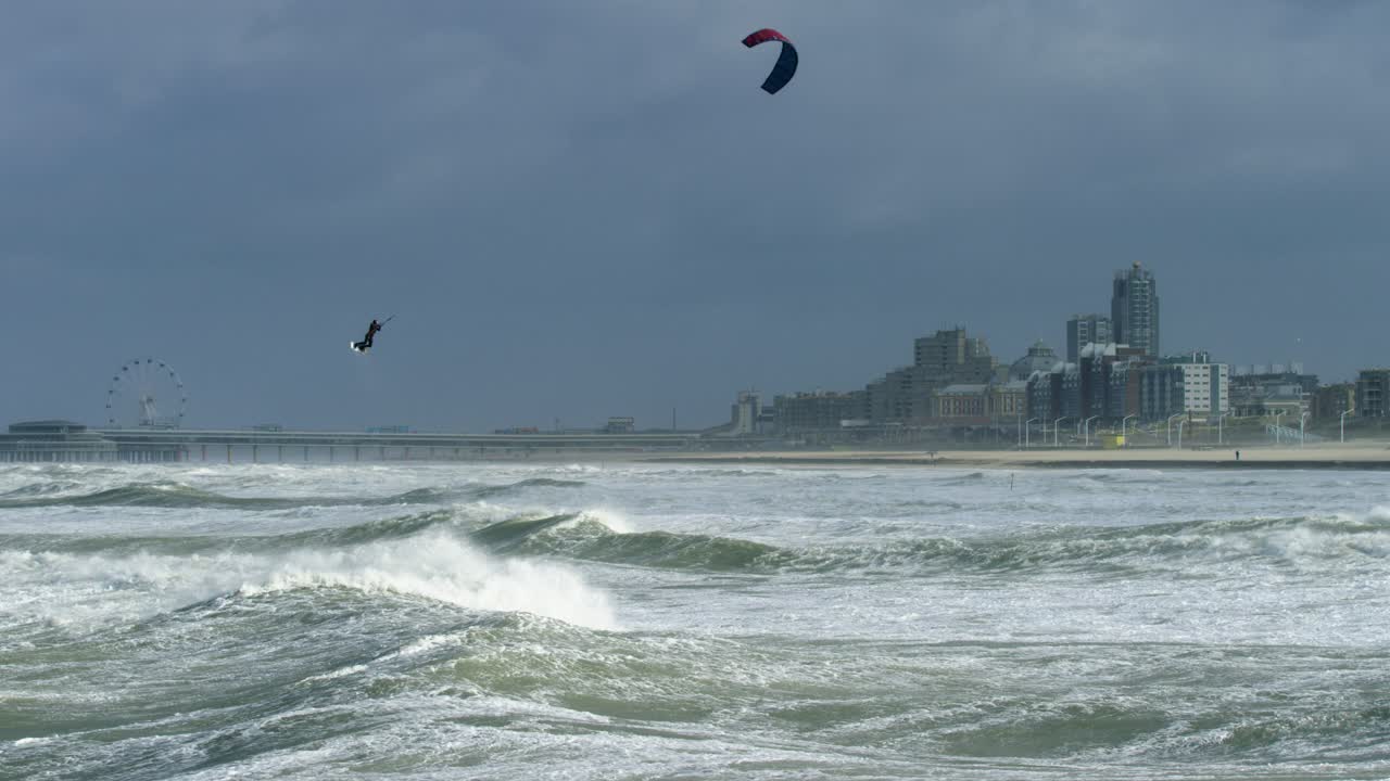 카이트보딩 을 하는 폭풍 이 많은 해변 장면