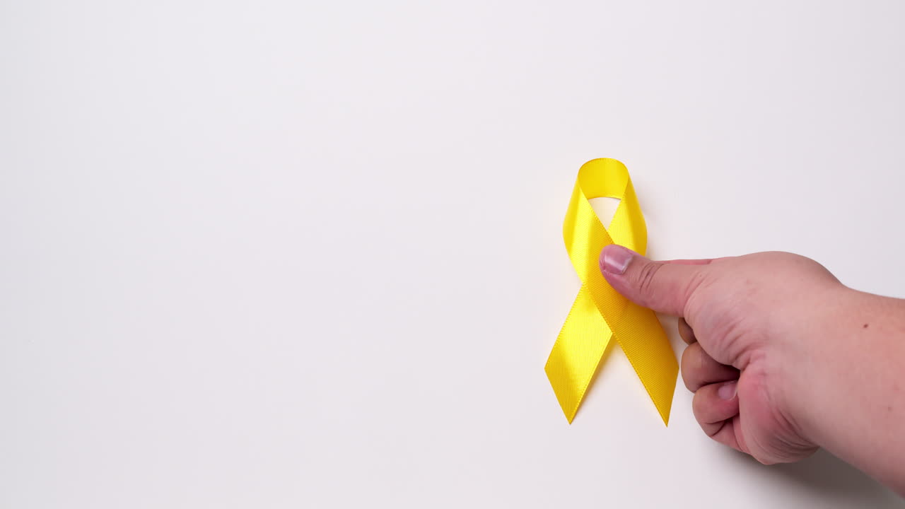 día de la prevención del suicidio, mes de concientización sobre el cáncer infantil, sarcoma, óseo y vesical y cinta amarilla para apoyar la vida y la enfermedad de las personas