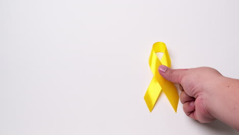 Día-De-La-Prevención-Del-Suicidio,-Mes-De-Concientización-Sobre-El-Cáncer-Infantil,-Sarcoma,-óseo-Y-Vesical-Y-Cinta-Amarilla-Para-Apoyar-La-Vida-Y-La-Enfermedad-De-Las-Personas