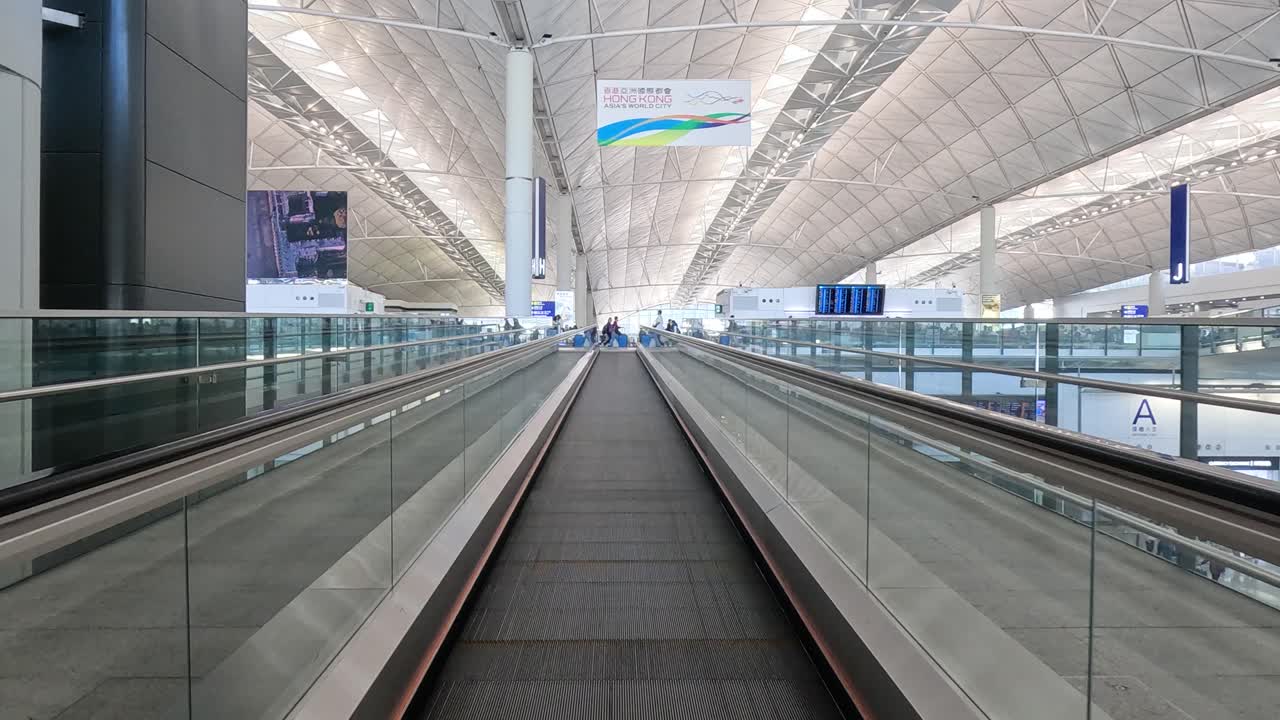 트래블레이터로 수바르나부미 공항을 통과하고 있습니다.