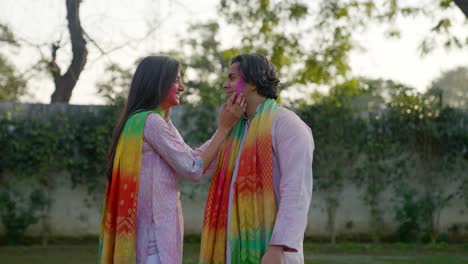 Pareja-India-Posando-Para-El-Festival-Holi