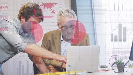 animación del procesamiento de datos financieros sobre diversas personas de negocios que trabajan en la oficina