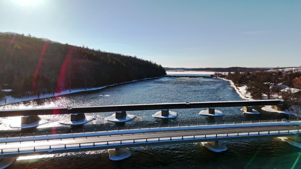 Näkymä rautatiesillasta ja vesivoimalaitoksesta Trent-joen yli Frankfordissa, Ontariossa, Kanadassa