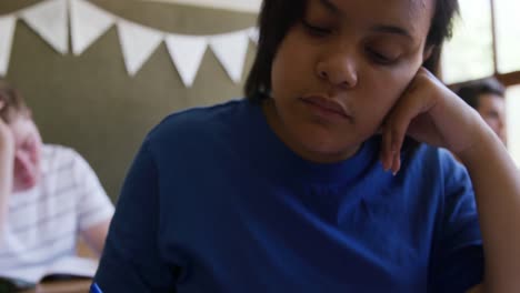 adolescentes en un aula de escuela