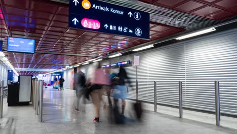 Zeitraffer-Von-Menschen,-Die-Auf-Dem-Internationalen-Flughafen-Spazieren-Gehen.