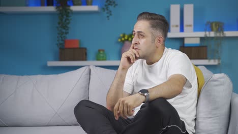 el hombre sospechoso piensa.