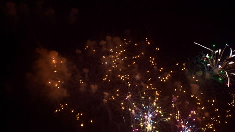 hermosos fuegos artificiales coloridos abstractos explotan en el cielo por la noche un símbolo de celebración en el aniversario de año nuevo para el fondo