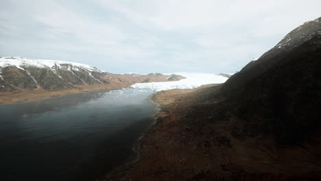 Montañas-Nevadas-E-Icebergs-A-La-Deriva-En-El-Mar-De-Groenlandia