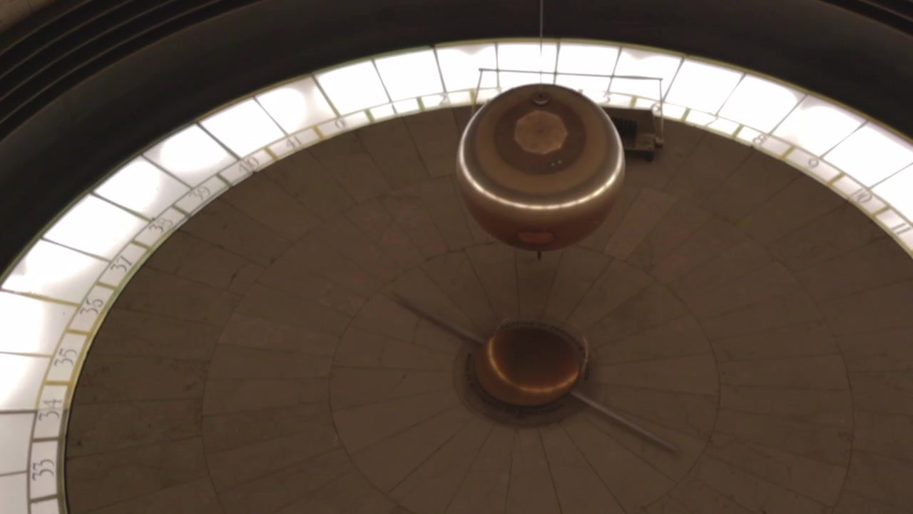 Oscillando e dondolando, questo pendolo acquista slancio mentre la Terra ruota. Il Pendolo di Foucault è fatto di bronzo e pesa 240 libbre. Questa bellissima opera d'arte non smette mai di muoversi