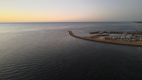 Drohnenluft-Bewegt-Sich-Langsam-über-Dem-Meer-Bei-Sonnenuntergang-über-Dem-Hafen-Von-Exmouth