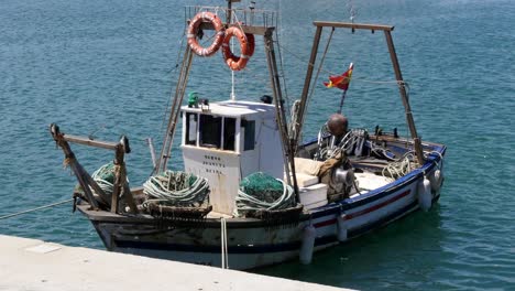 tiro medio alto estático - barcos de pesca tradicionales españoles en el puerto de la duquesa en españa