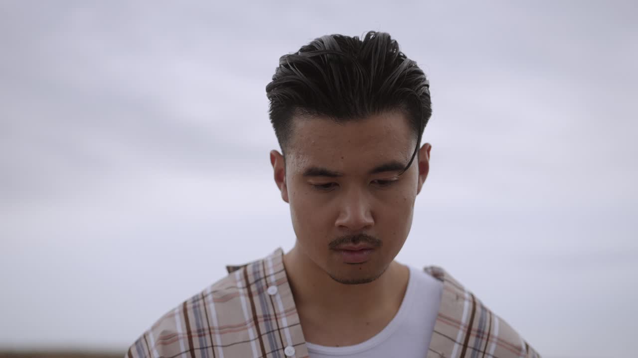 선글라스를 벗고 카메라를 바라보는 아시아 남자, 슬로우 모션