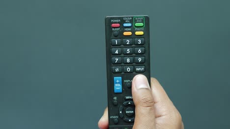 Nahaufnahme-Eines-Mannes,-Der-Die-TV-Fernbedienung-In-Der-Hand-Hält